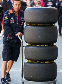 Red Bull Racing mechanic with Pirelli tyres
