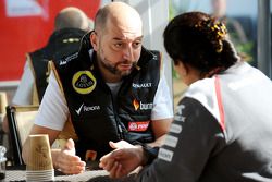 (I a D): Gerard López, director principal de Lotus F1 con Monisha Kaltenborn, directora de Sauber Te