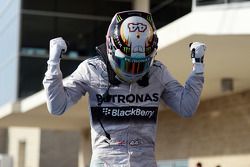 Vainqueur: Lewis Hamilton, Mercedes AMG F1 heureux dans le parc fermé