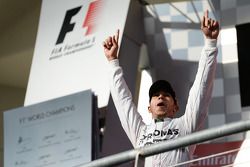 Il vincitore della gara Lewis Hamilton (Mercedes AMG F1) festeggia sul podio