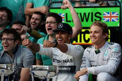 El ganador  Lewis Hamilton, Mercedes AMG F1 celebra con su compañero  Nico Rosberg, Mercedes AMG F1 