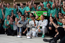 Race winner Lewis Hamilton, Mercedes AMG F1 celebrates with team mate Nico Rosberg, Mercedes AMG F1 and the team