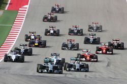 Nico Rosberg, Mercedes AMG F1 W05 leads at the start of the race