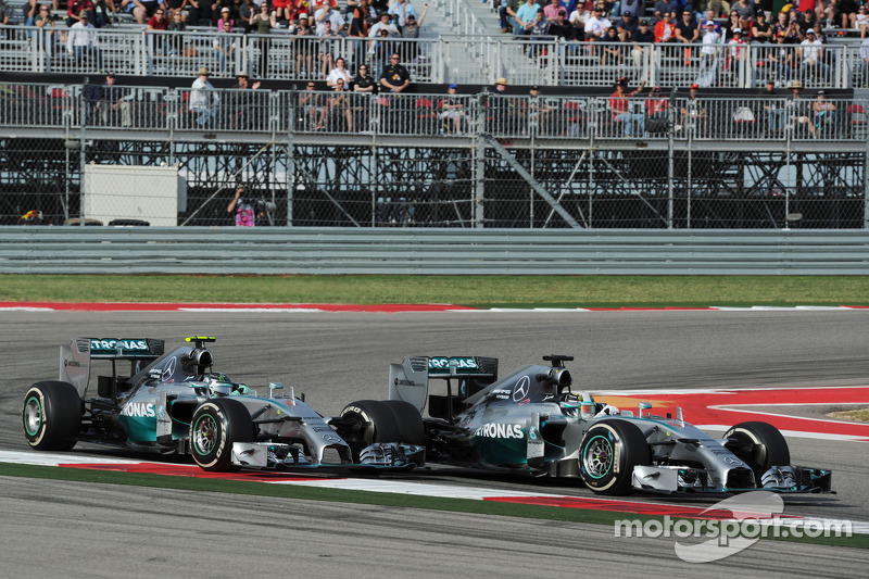 Lewis Hamilton, Mercedes AMG F1 W05, passa companheiro de equipe Nico Rosberg, da Mercedes AMG F1 W05, para assumir a liderança da corrida