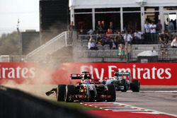 Romain Grosjean, Lotus F1 E22 runs wide