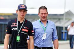 (L to R): Max Verstappen, Scuderia Toro Rosso Test Driver with his father Jos Verstappen (NLD)