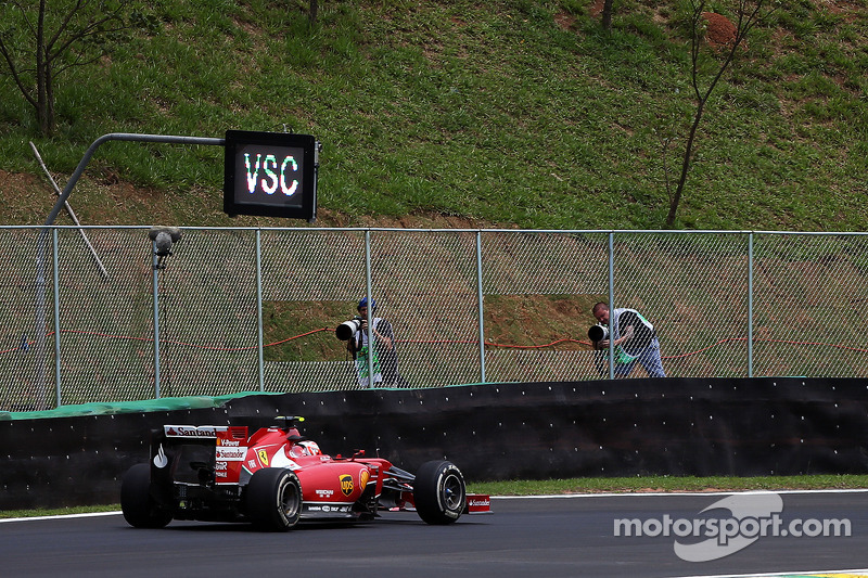 Kimi Räikkönen devant un signal VSC