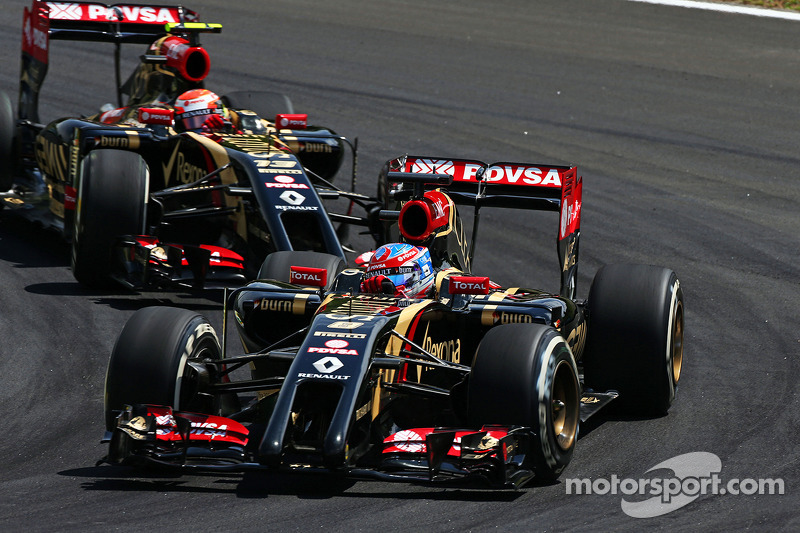 Romaen Grosjean, Lotus F1 E22 lidera a  su compañero  Pastor Maldonado, Lotus F1 E21