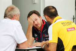 Dr Helmut Marko, consultor de Red Bull Motorsport, con Christian Horner, director de Red Bull Racing Team Principal, y Cyril Abiteboul,director de Renault Sport F1