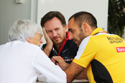 Bernie Ecclestone con Christian Horner, director principal de Red Bull Racing Team, y Cyril Abiteboul, director de Renault Sport F1