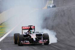Jean-Eric Vergne, Scuderia Toro Rosso STR9 locks up under braking