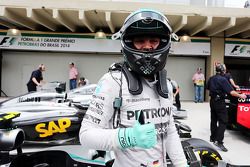 Nico Rosberg, da Mercedes AMG F1, comemora sua pole position em parque fechado