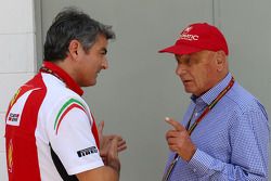 Marco Mattiacci, Ferrari-teambaas, met Niki Lauda, Mercedes Non-Executive Chairman