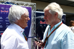 Bernie Ecclestone junto al periodista Kevin Eason