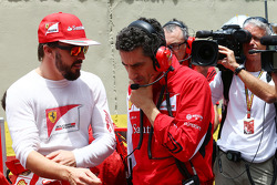 Fernando Alonso, Ferrari with Andrea Stella, Ferrari Race Engineer on the grid