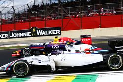 Daniel Ricciardo, Red Bull Racing RB10 and Valtteri Bottas, Williams FW36 battle for position