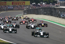 Nico Rosberg, Mercedes AMG F1 W05 leads at the start of the race
