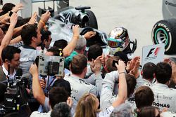 Lewis Hamilton, Mercedes AMG F1, viert zijn tweede positie in parc ferme