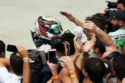 Lewis Hamilton, Mercedes AMG F1, viert zijn tweede positie in parc ferme