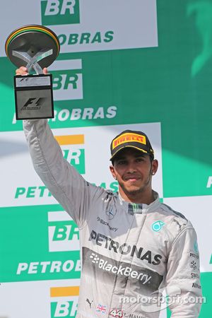 Lewis Hamilton, Mercedes AMG F1, comemora sua segunda posição no pódio