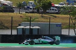Lewis Hamilton, Mercedes AMG F1 W05 spins during the race