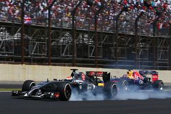 Adrian Sutil, Sauber C33 and Sebastian Vettel, Red Bull Racing RB10