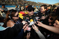 Jeff Gordon, Hendrick Motorsports Chevrolet is interviewed on pit road by Motorsport.com's Lee Spencer