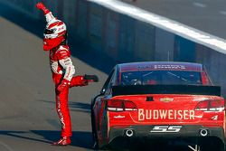 Vencedor da corrida Kevin Harvick celebra