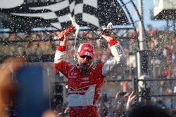 El ganador  Kevin Harvick celebra