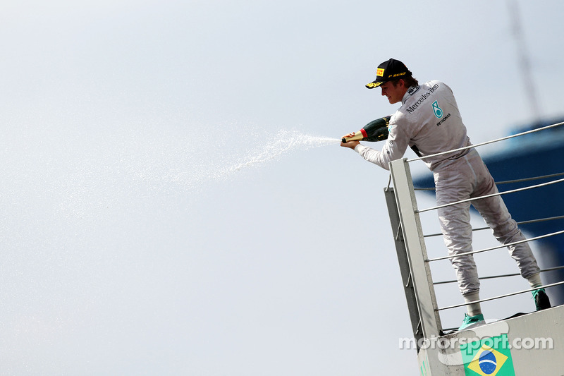 El ganador  Nico Rosberg, Mercedes AMG F1 celebra en el podium