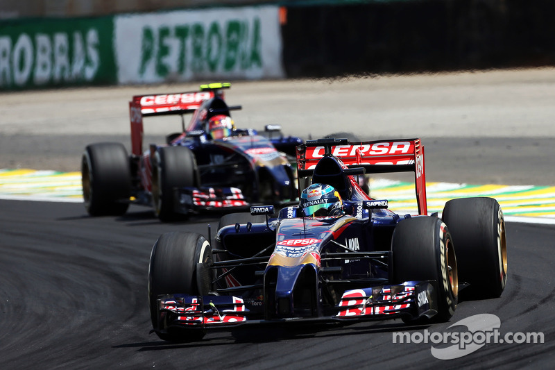 Jean-Eric Vergne, Scuderia Toro Rosso STR9 lidera team mate Daniil Kvyat, Scuderia Toro Rosso STR9