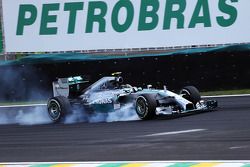 Nico Rosberg bloque ses roues au freinage