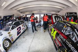 Brad Keselowski, Team Penske Ford and Jeff Gordon, Hendrick Motorsports Chevrolet