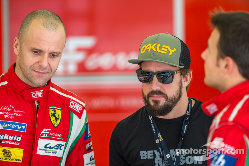 Gianmaria Bruni y James Calado hablando con Fernando Alonso