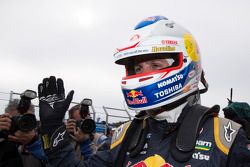 Vencedor da corrida e 2014 campeão Jamie Whincup, Red Bull Holden