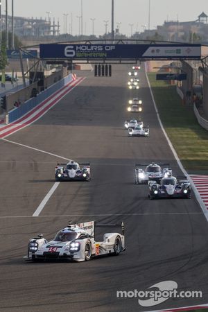#14 Porsche Team Porsche 919 Hybrid: Romain Dumas, Neel Jani, Marc Lieb leads after the first lap