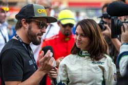 Fernando Alonso siendo entrevistado en la parrilla