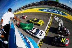 Start: Jeff Gordon, Hendrick Motorsports Chevrolet leads