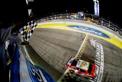 Kevin Harvick, Stewart-Haas Racing Chevrolet takes the win