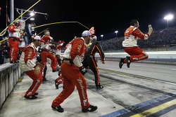 Kevin Harvick's team celebrates the victory and 2014 championship