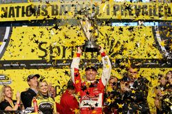 Race winner and 2014 champion Kevin Harvick, Stewart-Haas Racing Chevrolet celebrates 