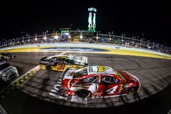 Restart: Kevin Harvick, Stewart-Haas Racing Chevrolet leads Ryan Newman, Richard Childress Racing Chevrolet