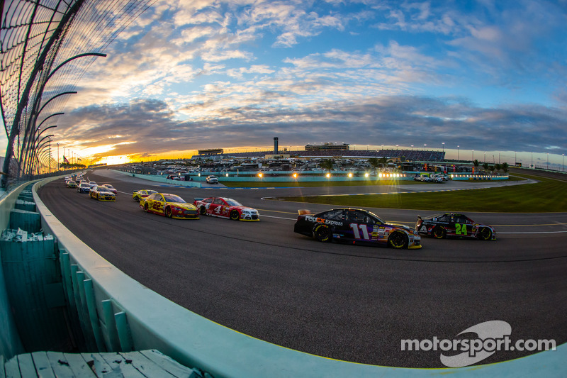 Jeff Gordon, Hendrick Motorsports Chevrolet dan Denny Hamlin, Joe Gibbs Racing Toyota memimpin Kevin Harvick, Stewart-Haas Racing Chevrolet dan Joey Logano, Team Penske Ford