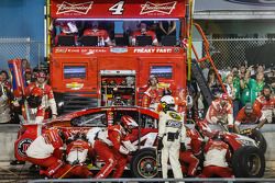 Pit stop for Kevin Harvick, Stewart-Haas Racing Chevrolet