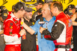 El ganador y campeñon de 2014 NASauto Sprint Cup series Kevin Harvick, Stewart-Haas Racing Chevrolet celebra con Tony Stewart y Gene Haas