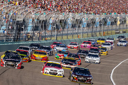 Restart: Jeff Gordon, Hendrick Motorsports Chevrolet, Kevin Harvick, Stewart-Haas Racing Chevrolet and Kurt Busch, Stewart-Haas Racing Chevrolet lead the field
