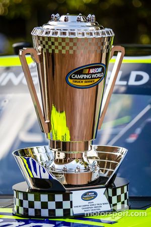 Campeão da NASCAR Camping World Truck Series: Matt Crafton com o trofeu