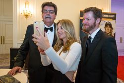 Presidente Mike Helton com Dale Earnhardt Jr. e namorada Amy Reimann