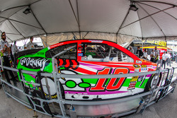 Coche de Danica Patrick, Stewart-Haas Racing Chevrolet en la inspección técnica