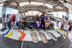 Coche de Denny Hamlin, Joe Gibbs Racing Toyota en la inspección técnica